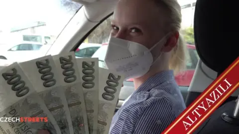 Karısı Kucakta Zıplarken Kocası Teselli Veriyor